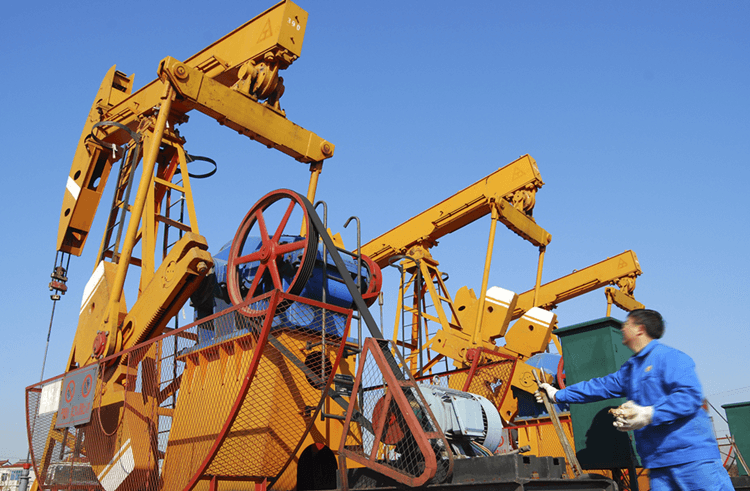 (圖:石油開采現(xiàn)場(chǎng))